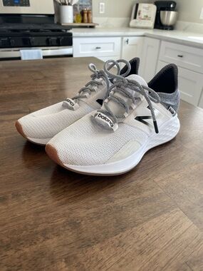 New Balance White & Gray Knit Lace-Up Sneakers